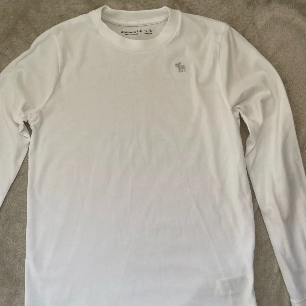 Abercrombie & Fitch White Long-Sleeve Crew Top with‎ Subtle Logo